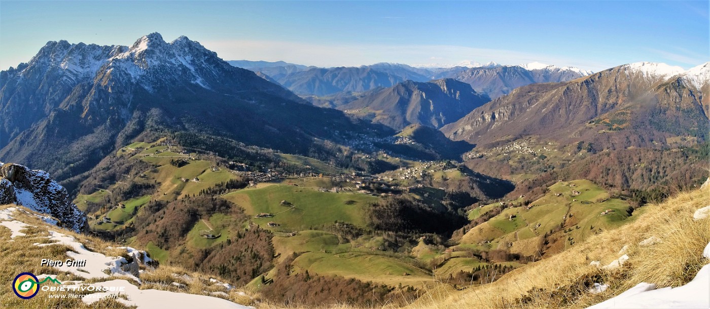 26 Vista sulla conca di Oltre il Colle tra Alben e Menna.jpg